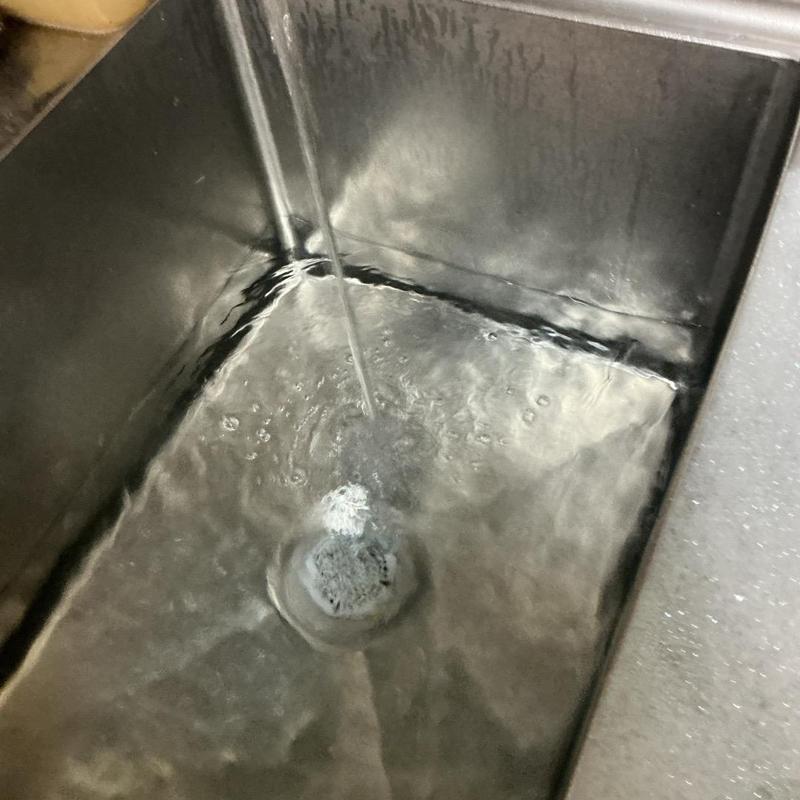 Commercial sink basket strainer with flowing water Commercial sink basket strainer with flowing water