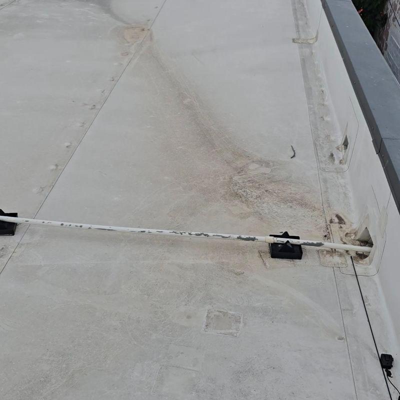 Commercial roof membrane with drainage system details Commercial roof membrane with drainage system details