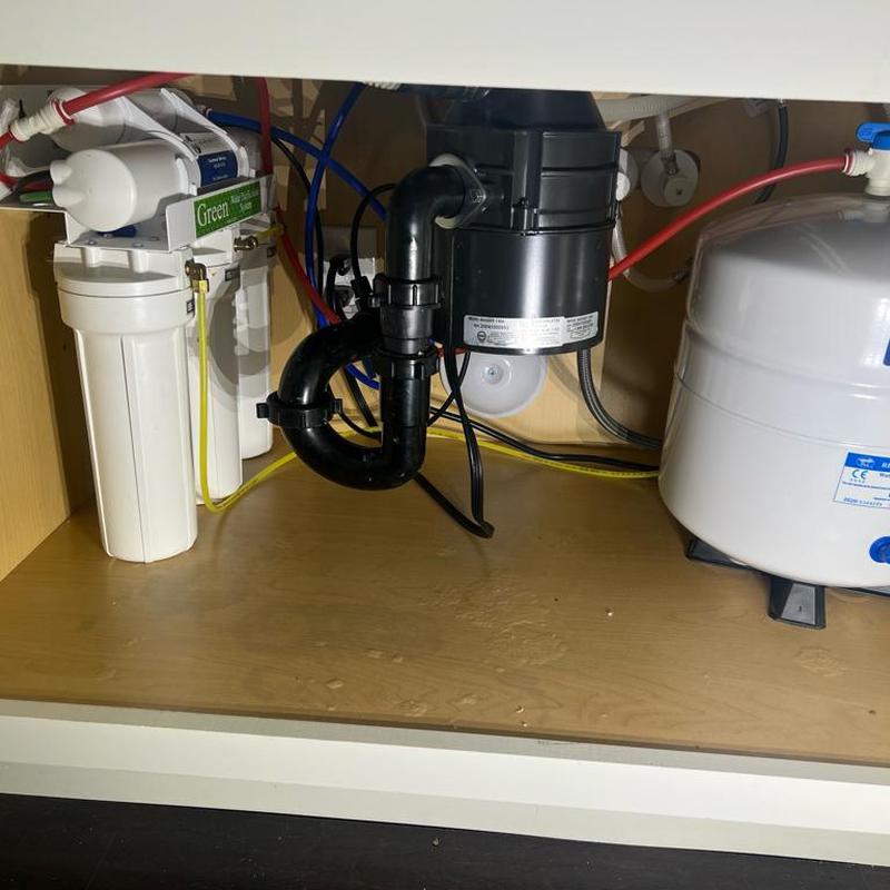 Reverse osmosis water filtration system under sink