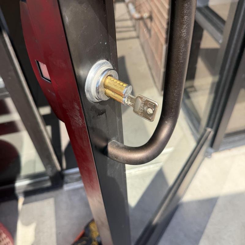 IC core lock with key on glass door handle