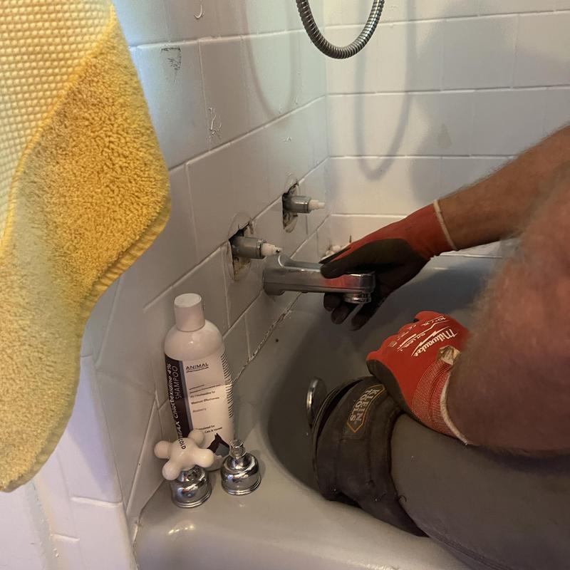 Bathtub faucet valves with technician working in NAVARRE, FL Bathtub faucet valves with technician working in NAVARRE, FL