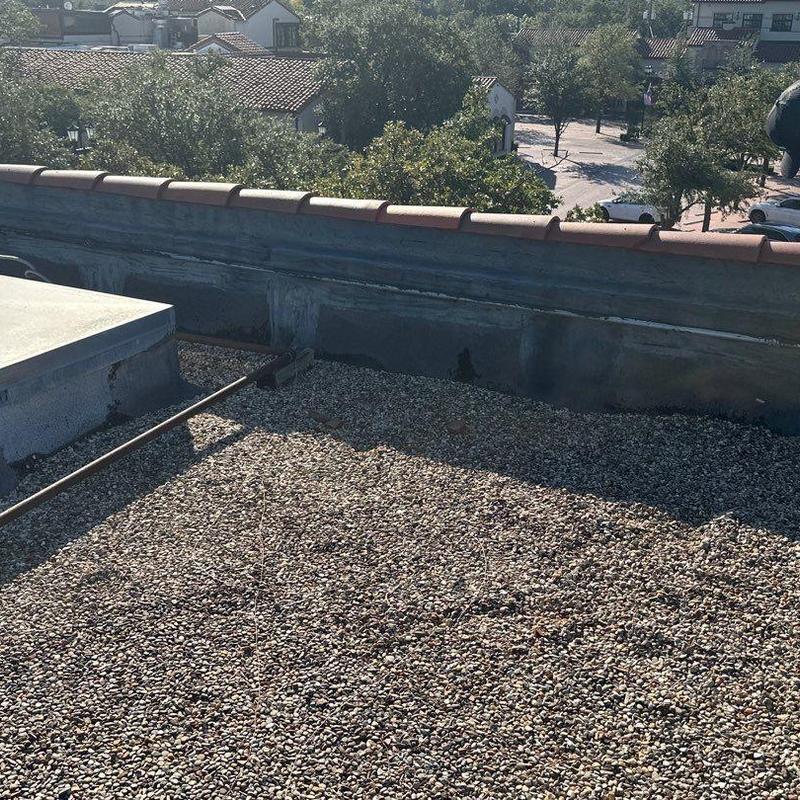 Gravel-covered flat roof inspection with parapet wall Gravel-covered flat roof inspection with parapet wall