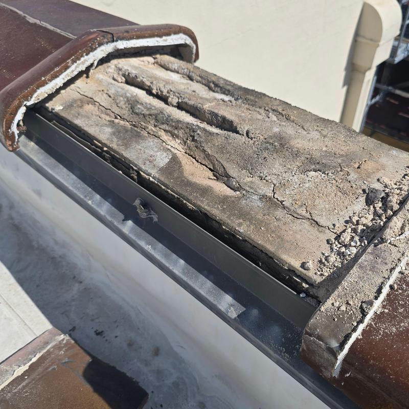 Concrete roofing system with exposed damaged sections Concrete roofing system with exposed damaged sections