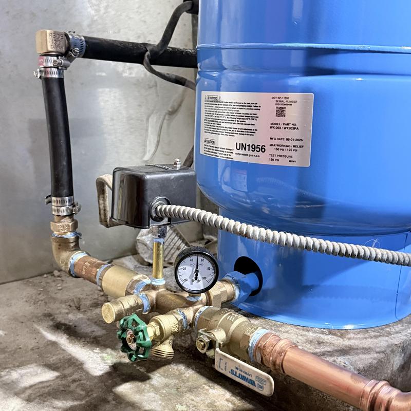 Well tank with pressure gauge and valve fittings Well tank with pressure gauge and valve fittings