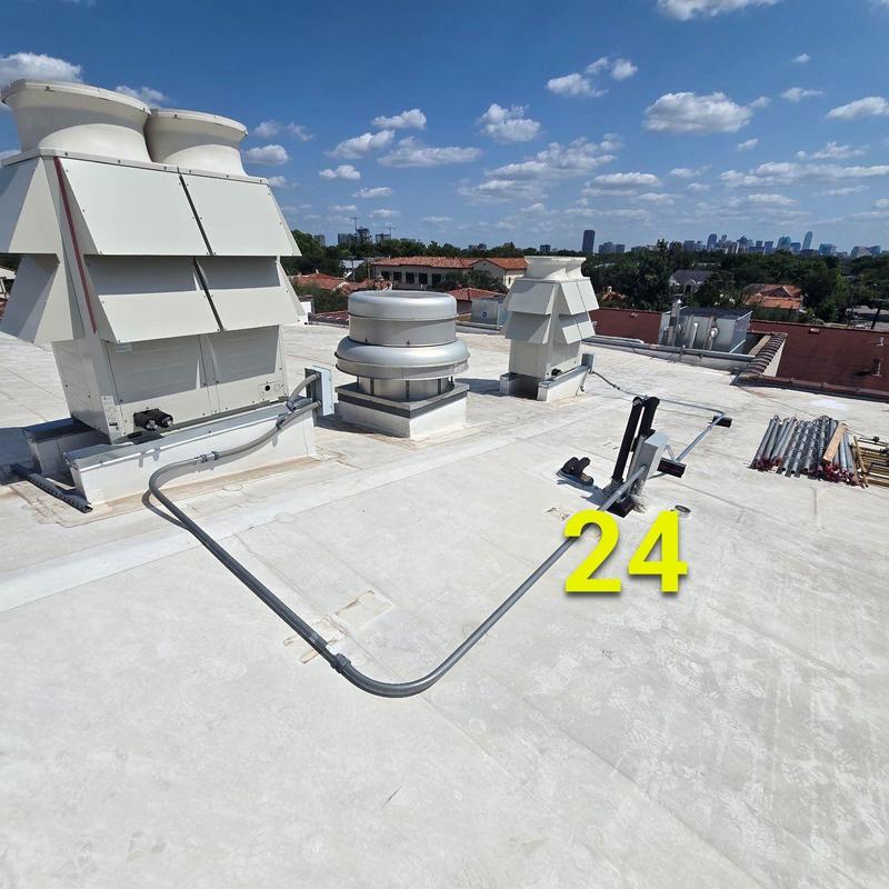 Rooftop HVAC units with electrical conduit installation Rooftop HVAC units with electrical conduit installation