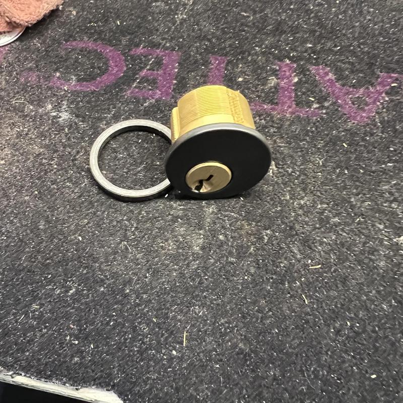 Mortise lock cylinder with retaining ring on mat