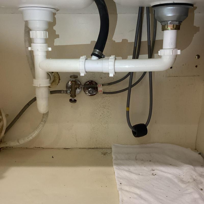 Basket strainer and plumbing under kitchen sink installation Basket strainer and plumbing under kitchen sink installation