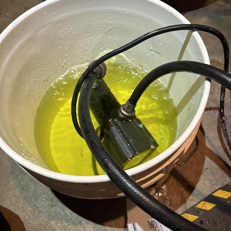 Three-way valve soaking in descaling solution bucket Three-way valve soaking in descaling solution bucket