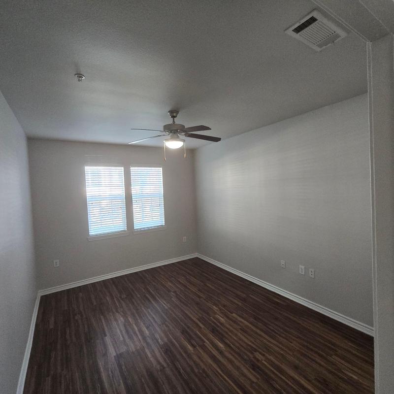 Ceiling fan with light fixture in empty room Ceiling fan with light fixture in empty room