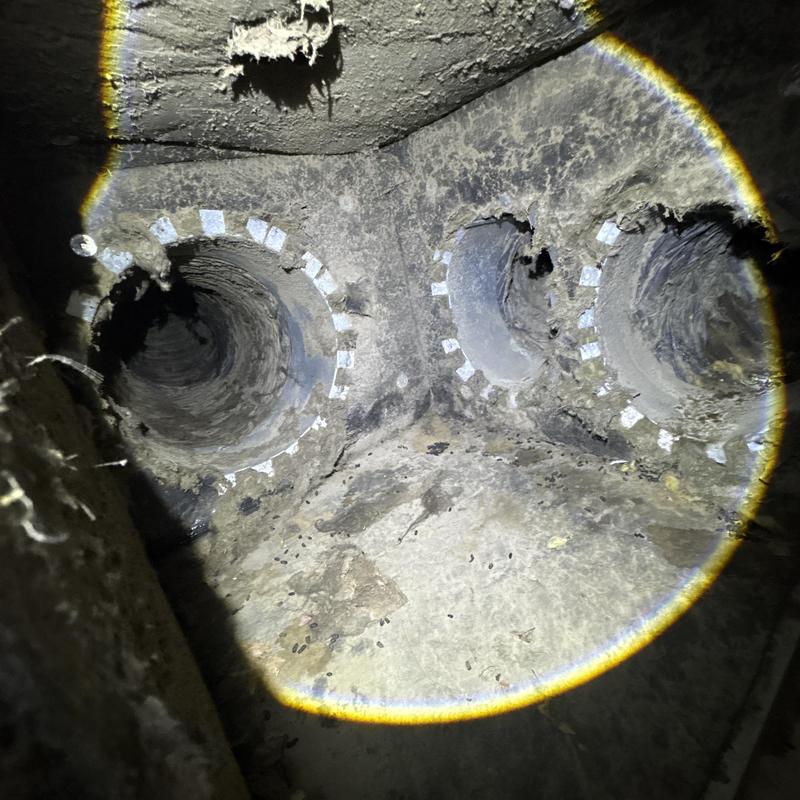 Round HVAC duct openings with sealing tabs inside cavity