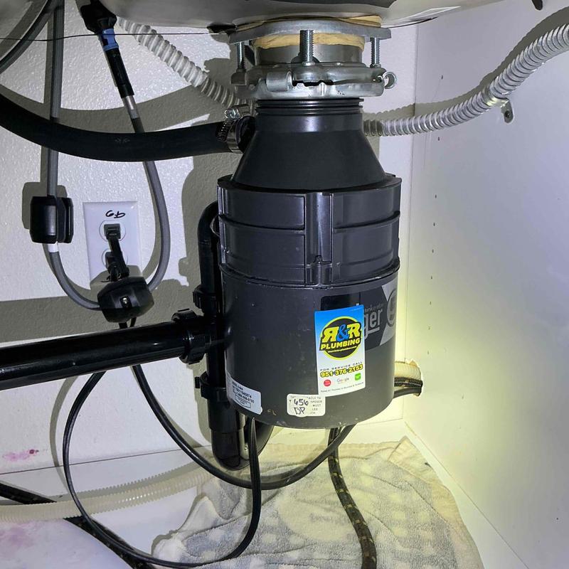 Garbage disposal unit with quick-release mount installed