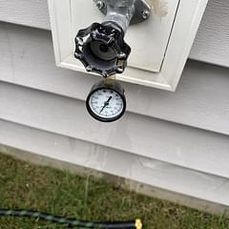 Outdoor hose bibb with attached water pressure gauge