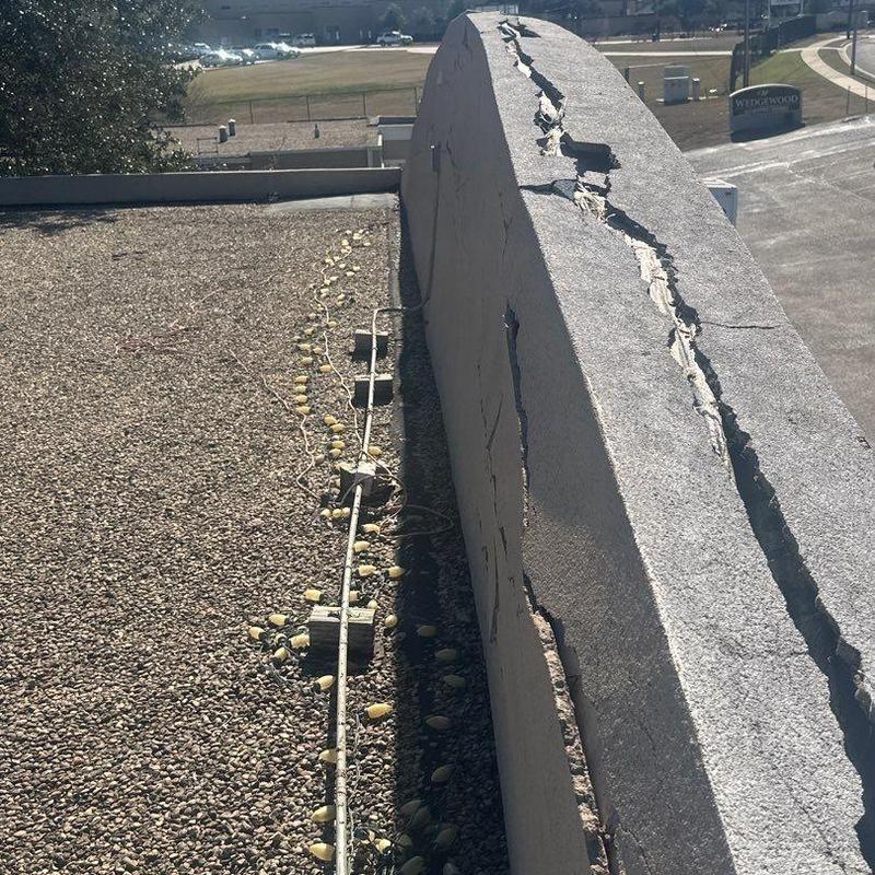 Concrete roofing parapet wall with severe cracks Concrete roofing parapet wall with severe cracks