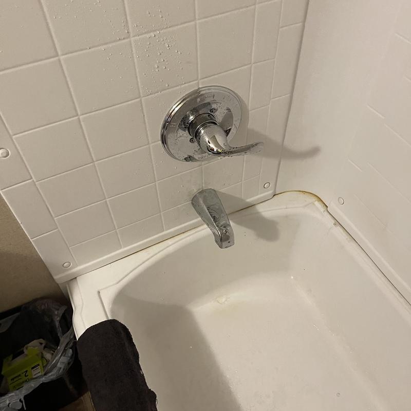 Bathtub faucet and single-handle valve installation Bathtub faucet and single-handle valve installation