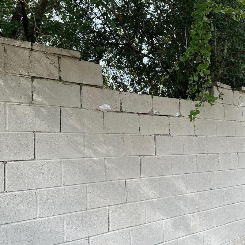 Block wall with stacked blocks for restoration Block wall with stacked blocks for restoration