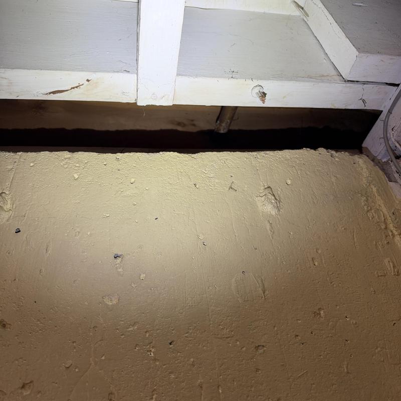 Wall structure gap below floor joists in basement