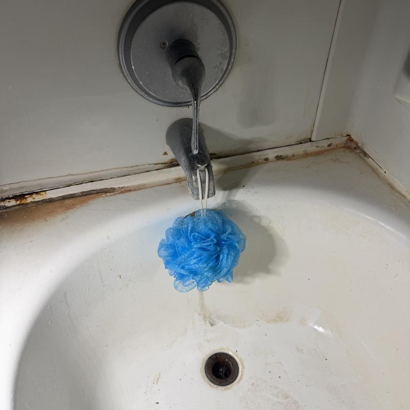 Bathtub drain with sulfuric acid cleaning in cast-iron pipes Bathtub drain with sulfuric acid cleaning in cast-iron pipes