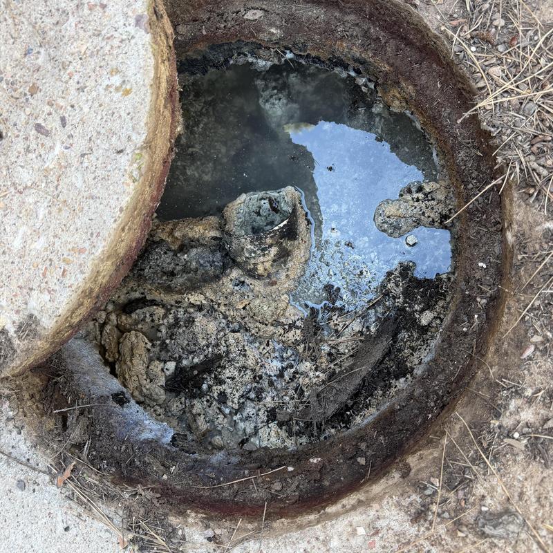 Septic tank inlet and outlet baffles inspection Septic tank inlet and outlet baffles inspection