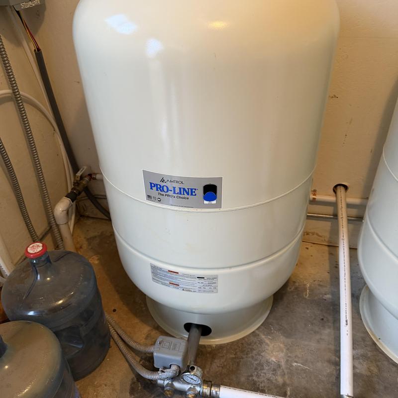 Pressure tank for well house with pressure gauge Pressure tank for well house with pressure gauge