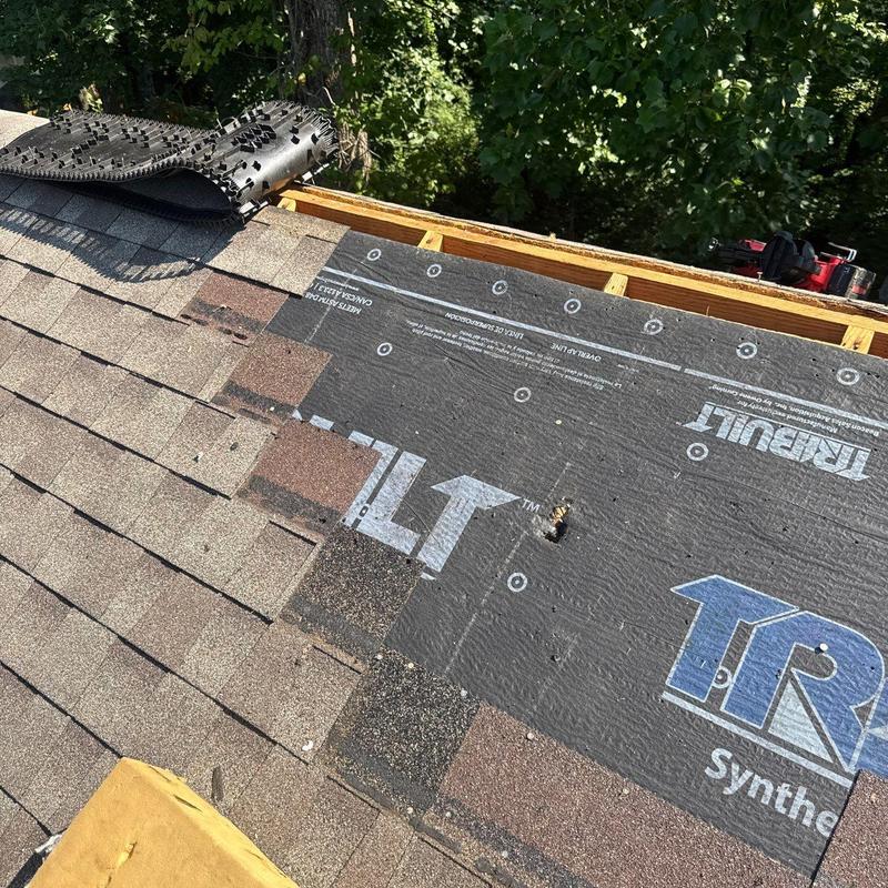 Asphalt roof shingles with underlying synthetic underlayment