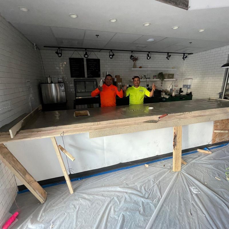 Concrete countertop construction with wooden supports Concrete countertop construction with wooden supports