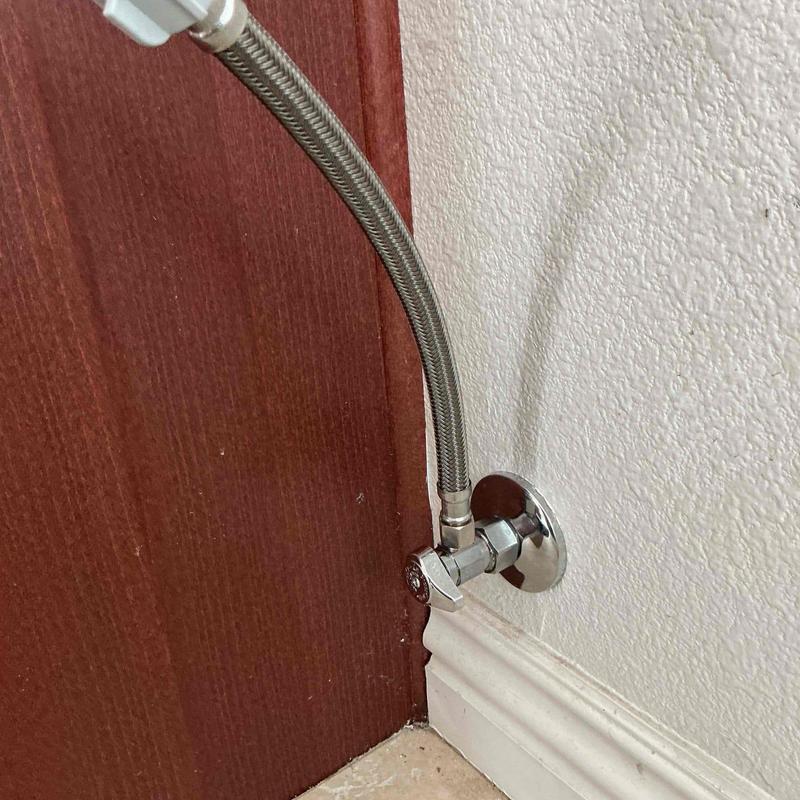 Quarter-turn toilet angle stop valve and hose connection
