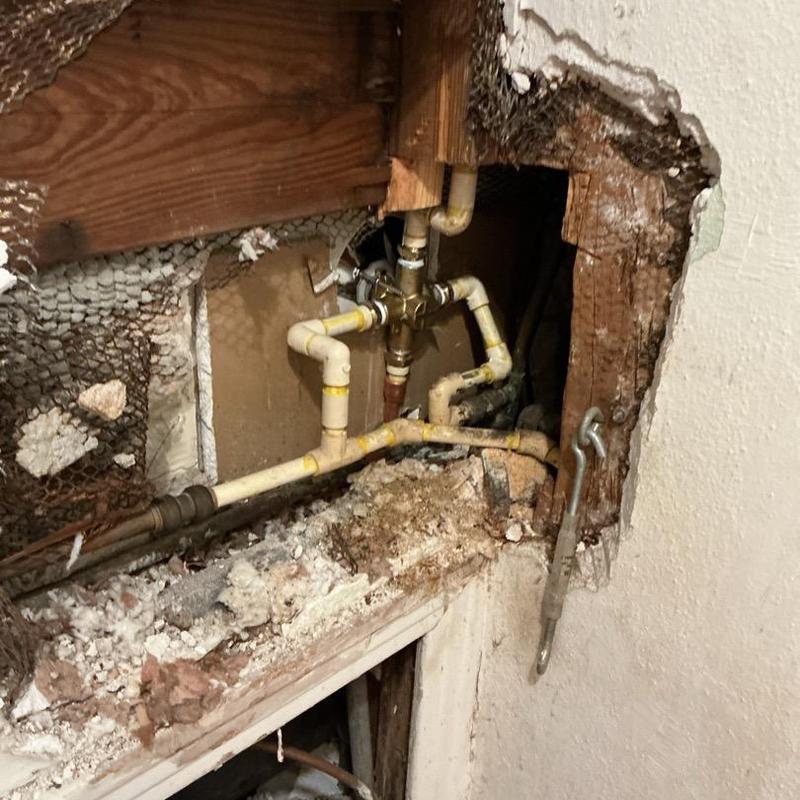 Bathroom shower valve plumbing behind wall cavity Bathroom shower valve plumbing behind wall cavity