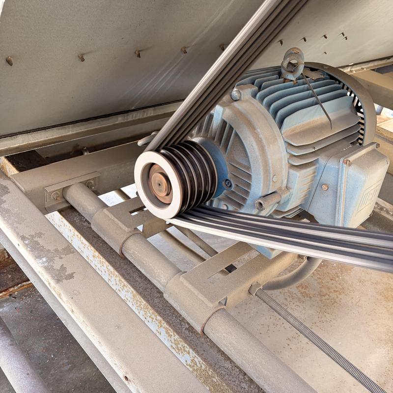 Evaporative condenser fan motor and belt system Evaporative condenser fan motor and belt system
