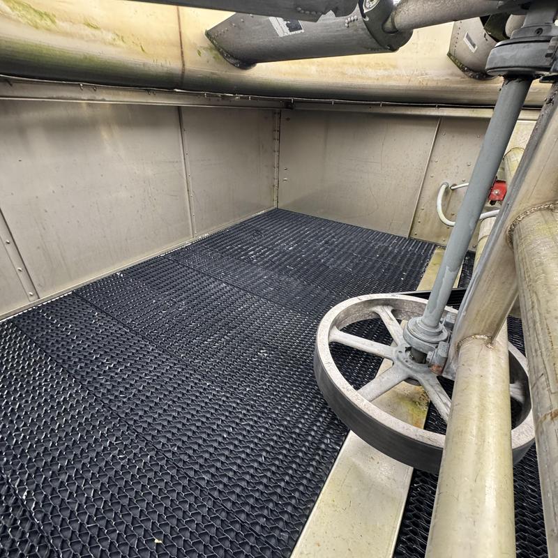 Cooling tower fan drive system inside cell with pulley Cooling tower fan drive system inside cell with pulley
