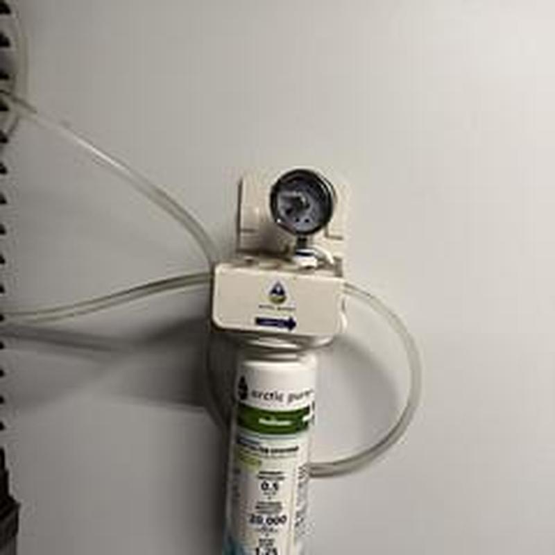 Inline ice machine water filter with pressure gauge