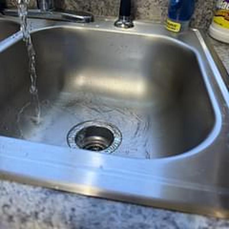 Kitchen sink basket strainer with running water