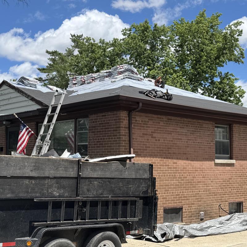 Atlas Pinnacle Pristine asphalt roof with stacked shingles
