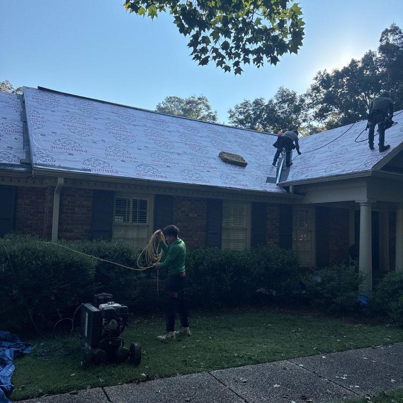 Asphalt shingle roof with synthetic underlayment installation Asphalt shingle roof with synthetic underlayment installation