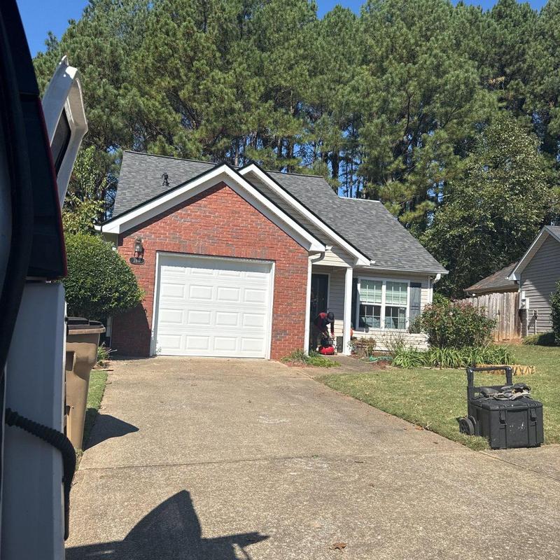 Asphalt shingle roof with new synthetic underlayment Asphalt shingle roof with new synthetic underlayment