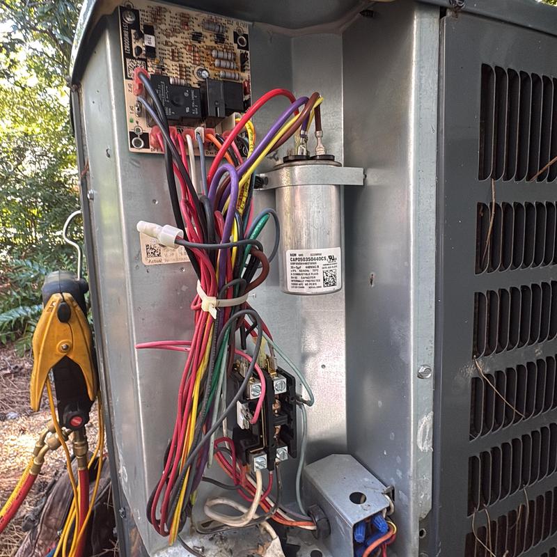 Air conditioner capacitor and wiring during seasonal maintenance Air conditioner capacitor and wiring during seasonal maintenance