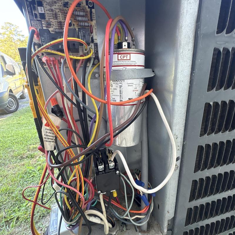 Air conditioner capacitor and wiring during seasonal maintenance Air conditioner capacitor and wiring during seasonal maintenance