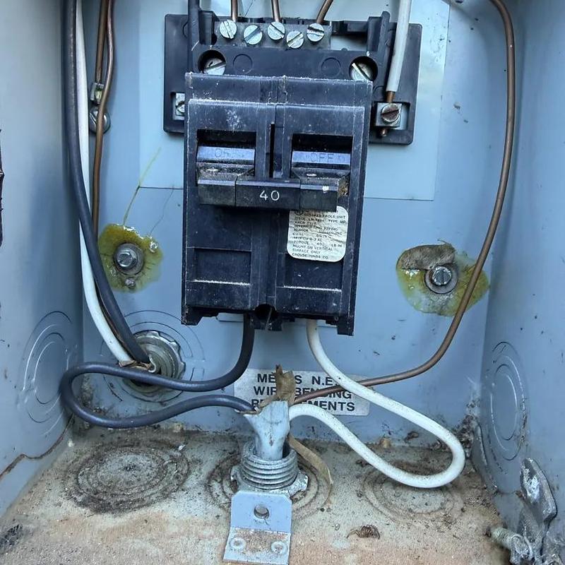 Circuit breaker with damaged neutral wire connection Circuit breaker with damaged neutral wire connection