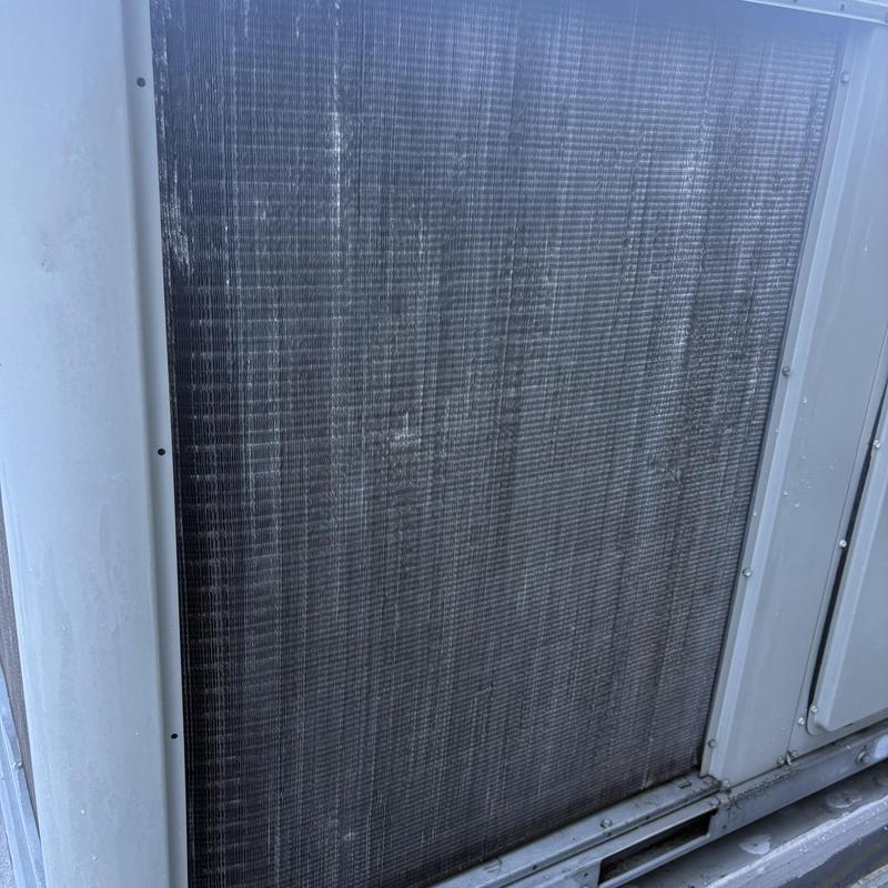 Condenser coil on rooftop unit with coil straightening Condenser coil on rooftop unit with coil straightening