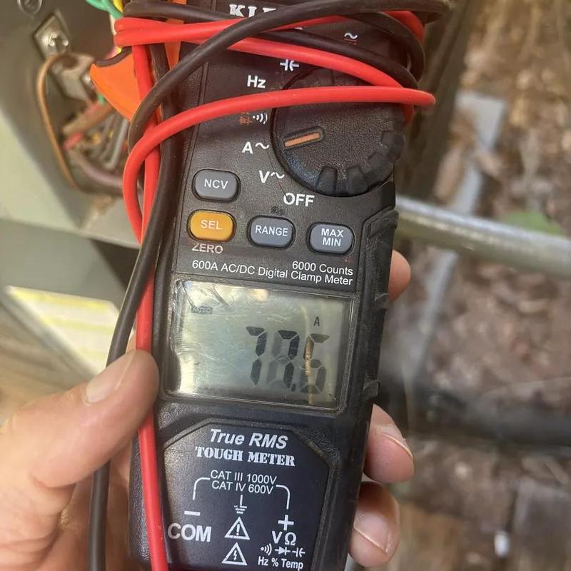 Digital clamp meter measuring current during capacitor test Digital clamp meter measuring current during capacitor test