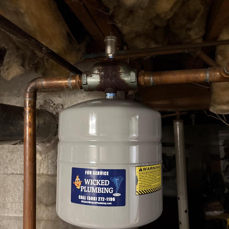 Expansion tank with air scoop and vent pipe leak