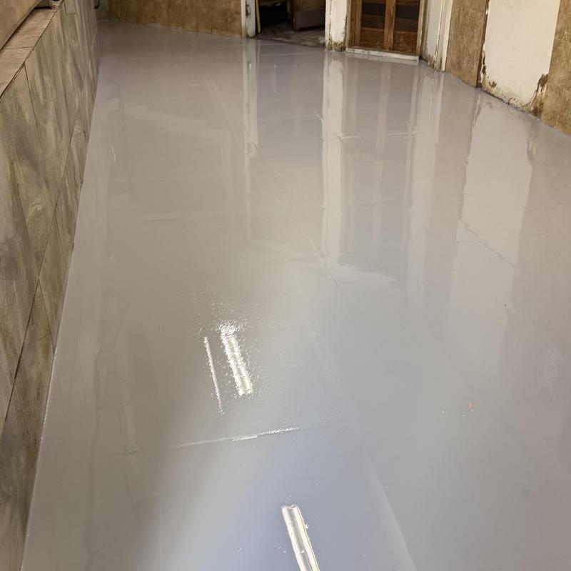 Epoxy floor coating with flake broadcast and polyaspartic top-coat